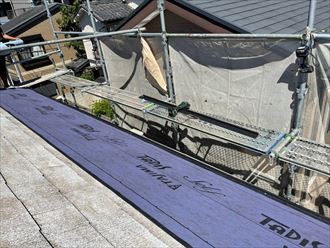 スレート屋根カバー工法の防水紙は粘着式